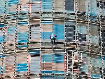 El Spiderman francés escala la torre Agbar El Spiderman francés escala la torre Agbar