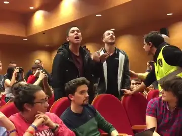 Un grupo izquierdista revienta un acto de Pablo Iglesias en su antigua facultad Un grupo izquierdista revienta un acto de Pablo Iglesias en su antigua facultad
