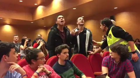 Un grupo izquierdista revienta un acto de Pablo Iglesias en su antigua facultad Un grupo izquierdista revienta un acto de Pablo Iglesias en su antigua facultad