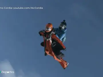 Jarno Cordia practicando 'wingsuit rodeo' Jarno Cordia practicando 'wingsuit rodeo'