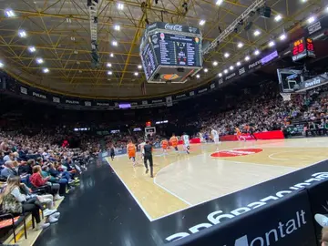 Deportes Antena 3 (04-03-20) Sanidad insiste en que el partido del Valencia Basket tendrá que jugarse a puerta cerrada por el coronavirus Deportes Antena 3 (04-03-20) Sanidad insiste en que el partido del Valencia Basket tendrá que jugarse a puerta cerrada por el coronavirus