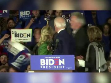La reacción de la mujer de Joe Biden para proteger a su marido cuando una mujer irrumpe en uno de los mítines 