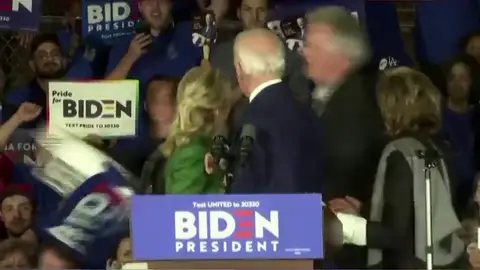 La reacción de la mujer de Joe Biden para proteger a su marido cuando una mujer irrumpe en uno de los mítines La reacción de la mujer de Joe Biden para proteger a su marido cuando una mujer irrumpe en uno de los mítines