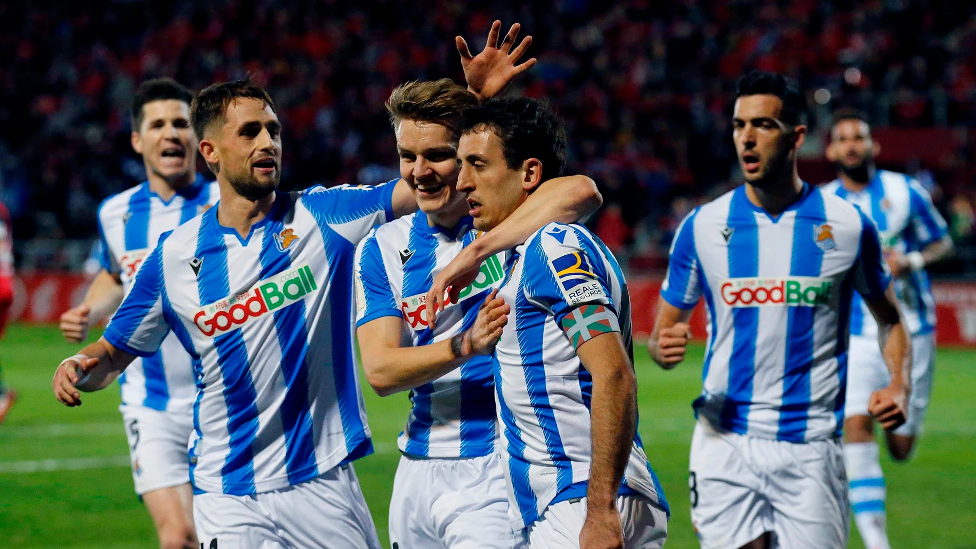 La Real Sociedad celebra el gol de Oyarzábal de penalti La Real Sociedad celebra el gol de Oyarzábal de penalti