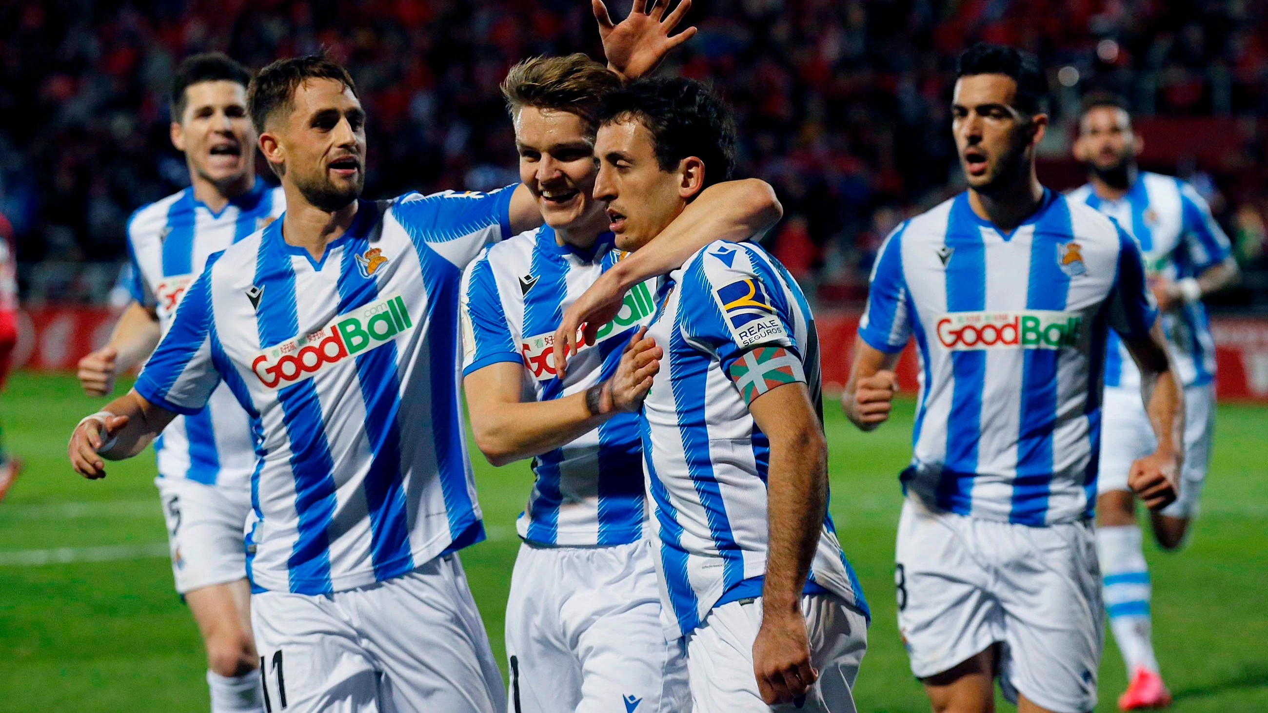 La Real Sociedad celebra el gol de Oyarz&aacute;bal de penalti