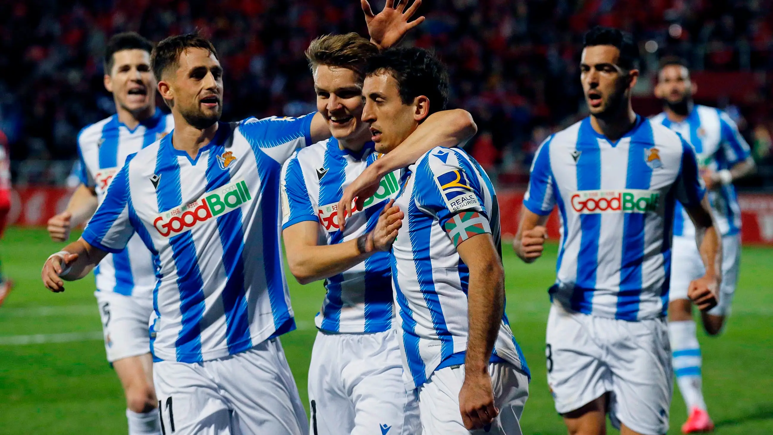 La Real Sociedad celebra el gol de Oyarzábal de penalti La Real Sociedad celebra el gol de Oyarzábal de penalti