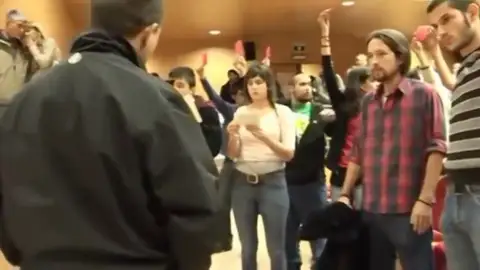 Cuando Pablo Iglesias hacía los escraches... en vez de sufrirlos Cuando Pablo Iglesias hacía los escraches... en vez de sufrirlos
