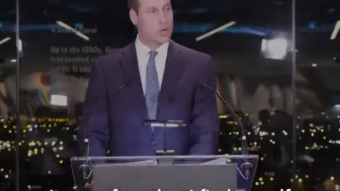 El príncipe Guillermo en la fábrica de Guinness: "No acostumbro a seguir a la Reina a los pubs" El príncipe Guillermo en la fábrica de Guinness: "No acostumbro a seguir a la Reina a los pubs"