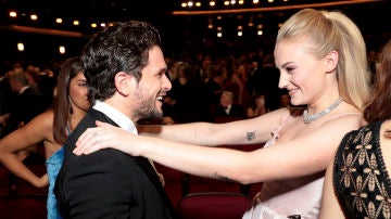 Kit Harington y Sophie Turner, Sansa Strak y Jon Snow en 'Juego de Tronos'