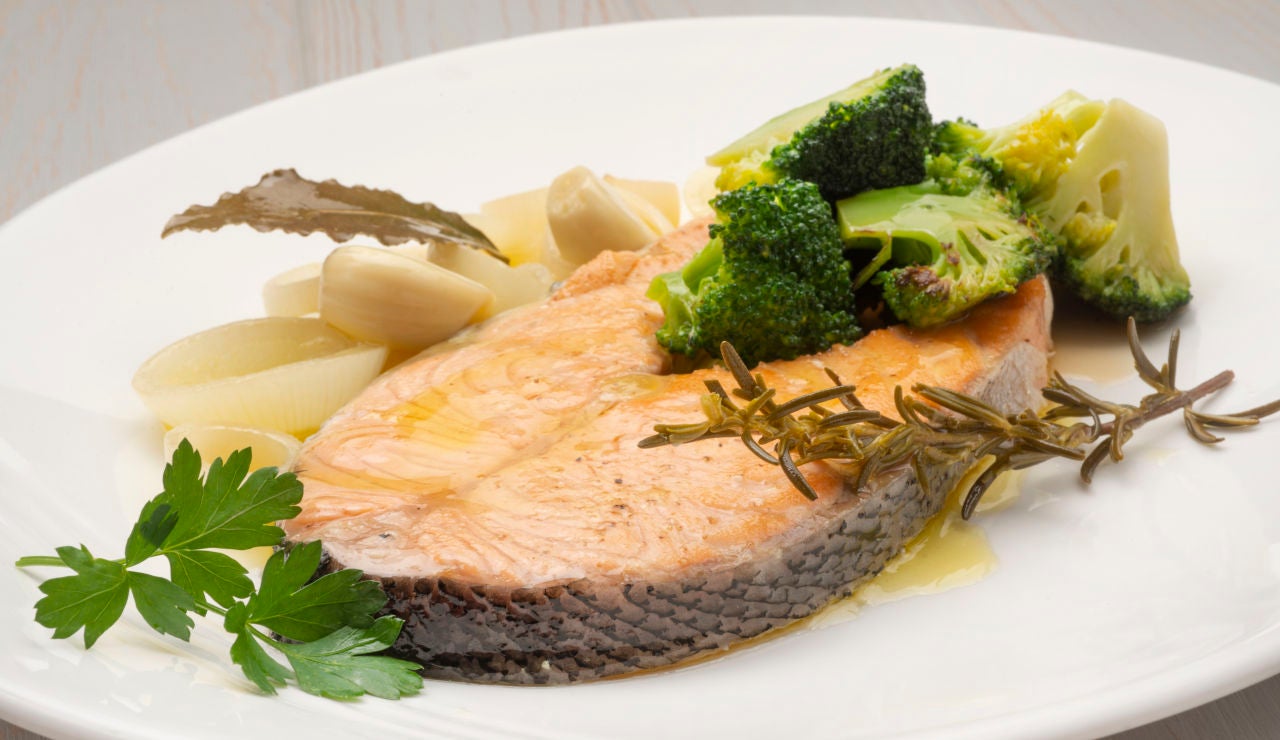 Salmón en escabeche con brócoli salteado