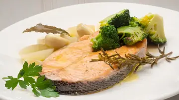 Salmón en escabeche con brócoli salteado