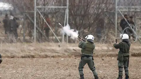 Policías disparan contra un grupo de migrantes Policías disparan contra un grupo de migrantes