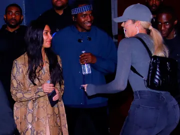 Khloé Kardashian y Kim Kardashian Khloé Kardashian y Kim Kardashian