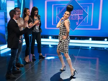 Pilar Rubio se inspira en la moda de primavera para hacer un homenaje al tiempo en 'El Hormiguero 3.0' Pilar Rubio se inspira en la moda de primavera para hacer un homenaje al tiempo en 'El Hormiguero 3.0'