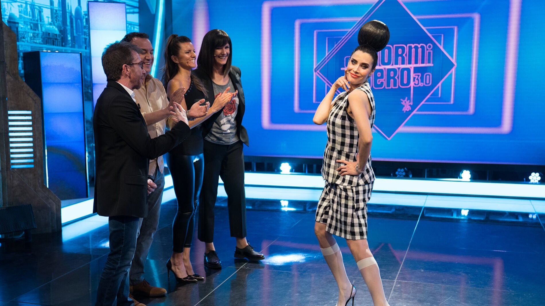 Pilar Rubio se inspira en la moda de primavera para hacer un homenaje al tiempo en 'El Hormiguero 3.0'
