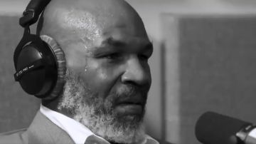 Mike Tyson emocionándose durante su podcast