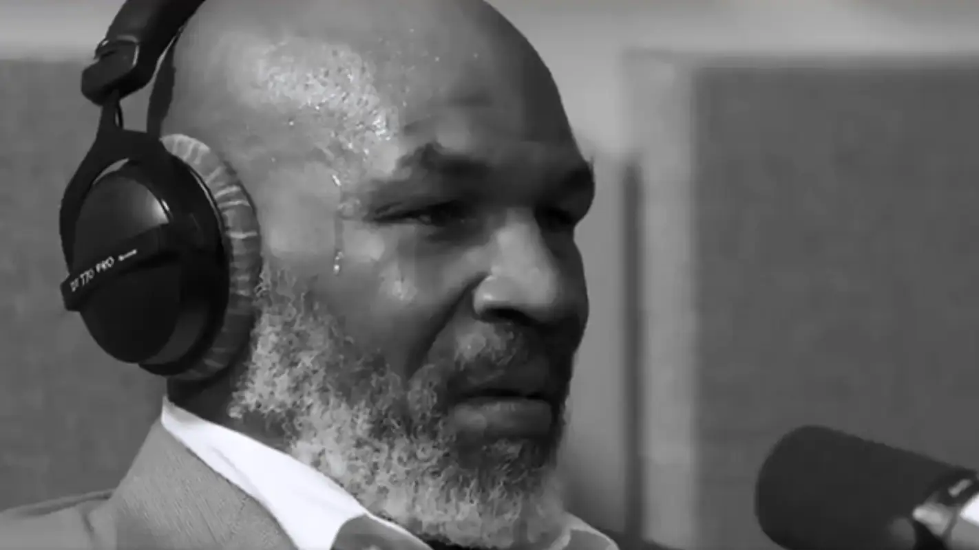 Mike Tyson emocion&aacute;ndose durante su podcast