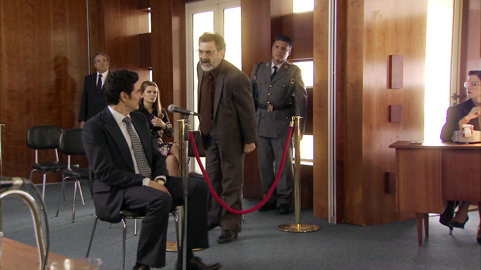 Armando traiciona a Valverde para conseguir la libertad