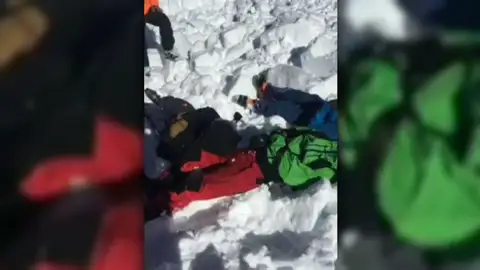 El desesperado rescate a los tres montañeros españoles fallecidos tras una avalancha en el Cáucaso El desesperado rescate a los tres montañeros españoles fallecidos tras una avalancha en el Cáucaso