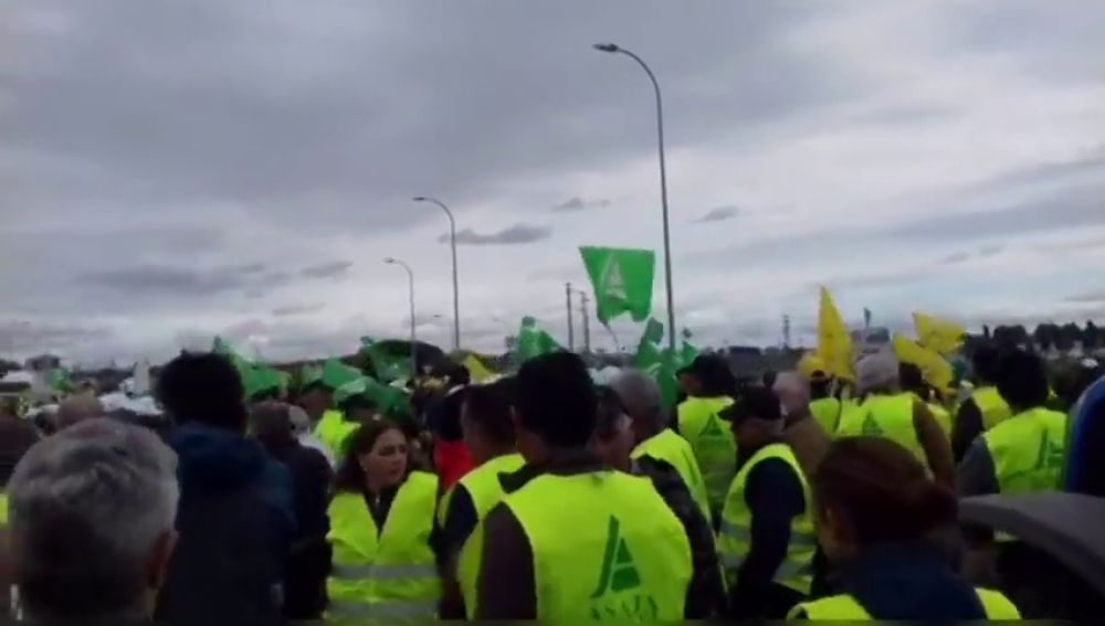 Un millar de tractores corta durante tres horas la A-49 en Huelva