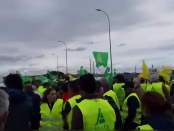 Un millar de tractores corta durante tres horas la A-49 en Huelva Un millar de tractores corta durante tres horas la A-49 en Huelva