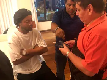 Agentes de la Fiscalía y la Policía entran en la habitación de Ronaldinho Agentes de la Fiscalía y la Policía entran en la habitación de Ronaldinho