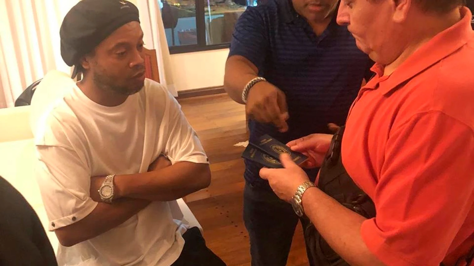 Agentes de la Fiscalía y la Policía entran en la habitación de Ronaldinho Agentes de la Fiscalía y la Policía entran en la habitación de Ronaldinho