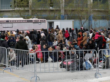 Centenares migrantes esperan para embarcar en un refugio flotante