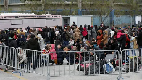 Centenares migrantes esperan para embarcar en un refugio flotante Centenares migrantes esperan para embarcar en un refugio flotante