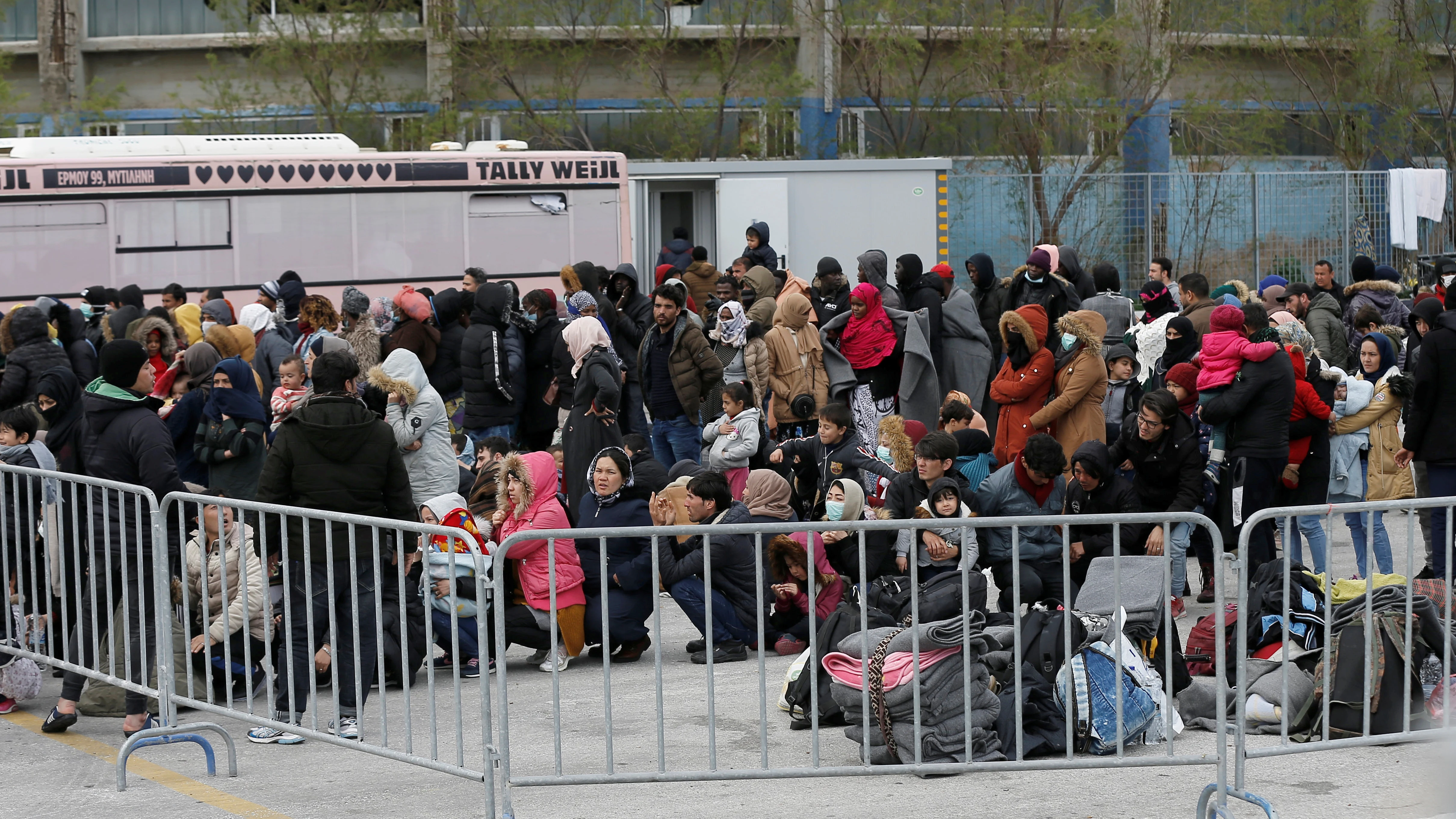 Centenares migrantes esperan para embarcar en un refugio flotante Centenares migrantes esperan para embarcar en un refugio flotante