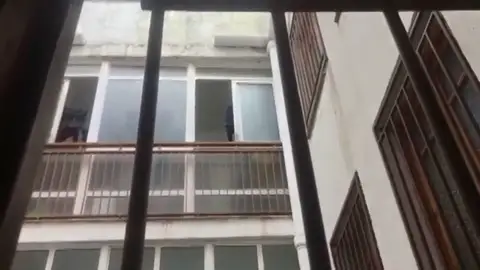 Muere al caer desde un bloque donde vive su ex pareja de la que tiene orden de alejamiento en Baza Muere al caer desde un bloque donde vive su ex pareja de la que tiene orden de alejamiento en Baza