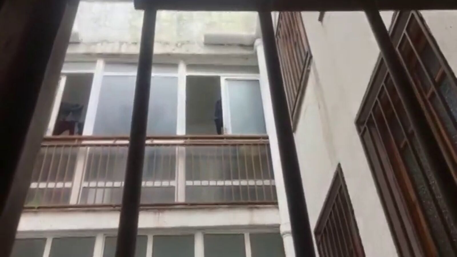 Muere al caer desde un bloque donde vive su ex pareja de la que tiene orden de alejamiento en Baza