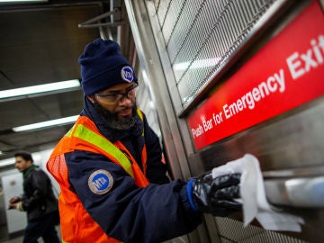 Desinfectan metro y taxis en Nueva York para prevenir contagios