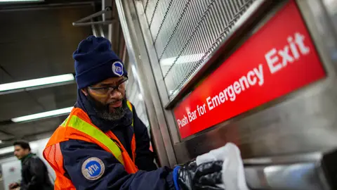 Desinfectan metro y taxis en Nueva York para prevenir contagios Desinfectan metro y taxis en Nueva York para prevenir contagios