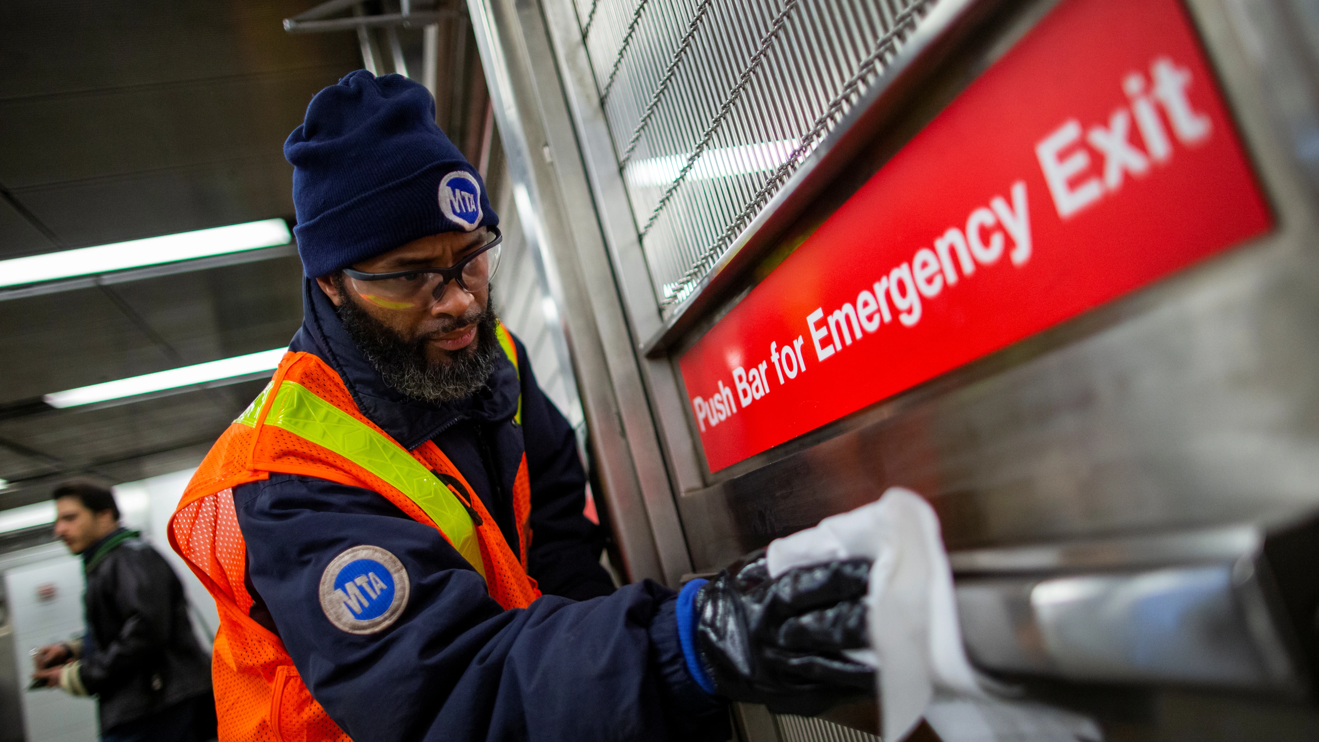 Desinfectan metro y taxis en Nueva York para prevenir contagios