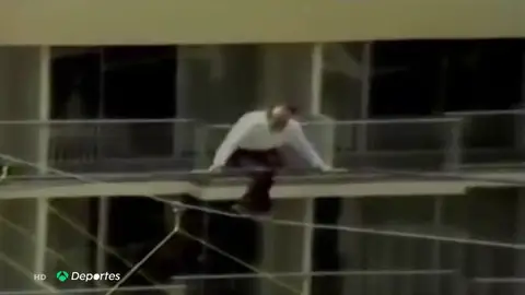 Nik Wallenda, séptima generación de una familia de funanbulistas, perdió a su abuelo durante un reto. Nik Wallenda, séptima generación de una familia de funanbulistas, perdió a su abuelo durante un reto.