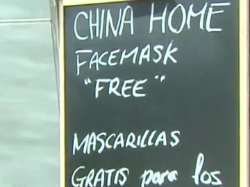 Comercios chinos de Nerja y Estepona ofrecen gratis mascarillas y gel de manos