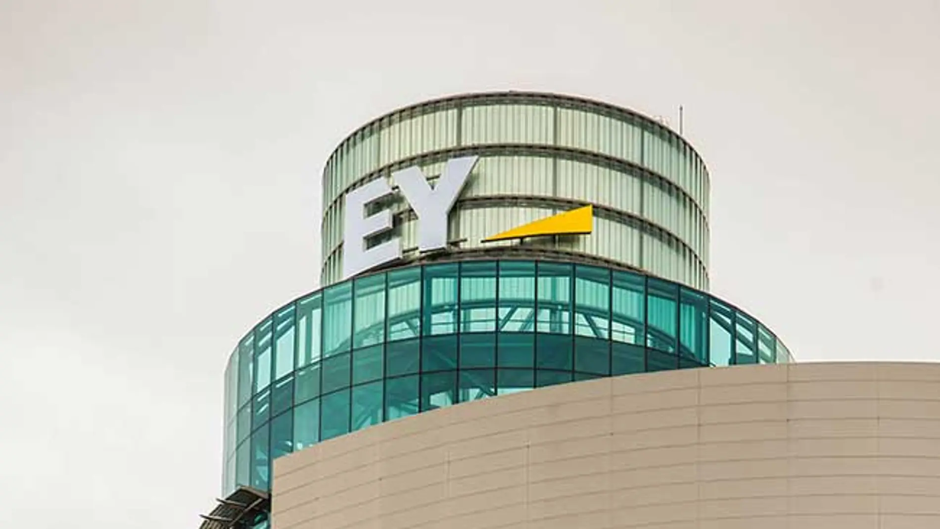EY manda a sus 3.100 trabajadores a casa tras detectar un positivo de coronavirus EY manda a sus 3.100 trabajadores a casa tras detectar un positivo de coronavirus