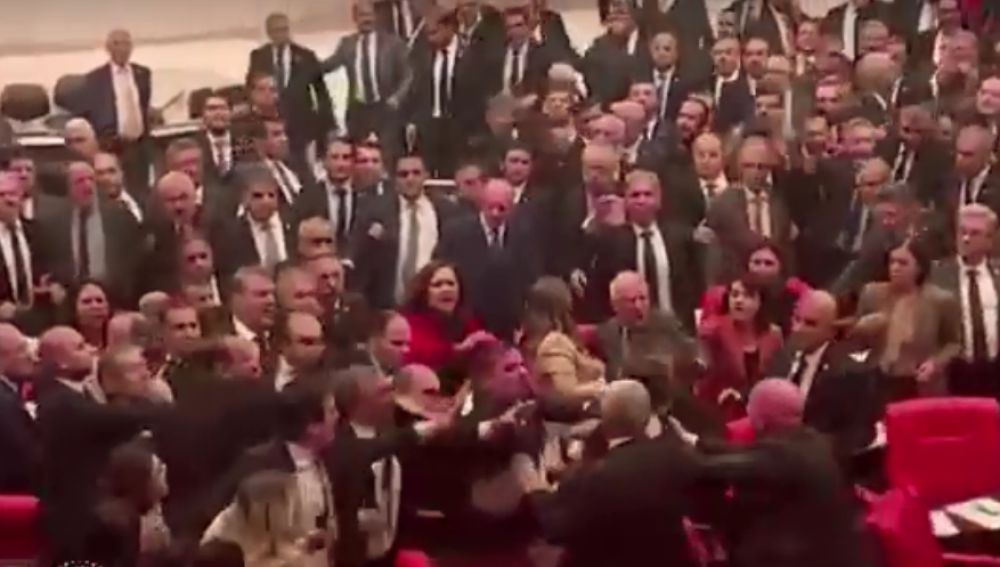 Pelea en el parlamento de Turquía