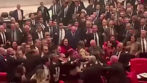 Pelea en el parlamento de Turquía Pelea en el parlamento de Turquía