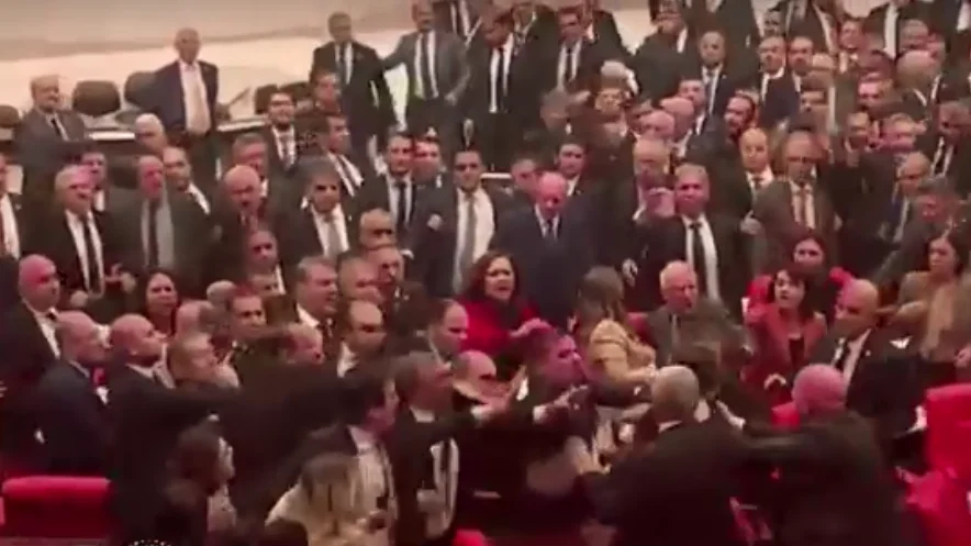 Pelea en el parlamento de Turquía Pelea en el parlamento de Turquía