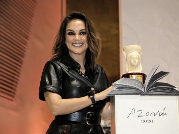 Mónica Carrillo tras recoger el Premio Azorín de Novela 2020.