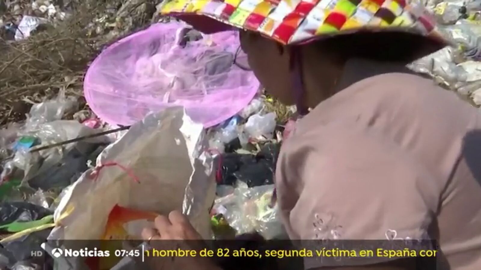 Una mujer de Birmania da una segunda vida a los plásticos y los convierte en telas