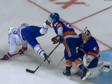 Johnny Boychuk, jugador de los New York Islanders, recibió un fuerte golpe con la cuchilla del patín de Artturi Lehkonen