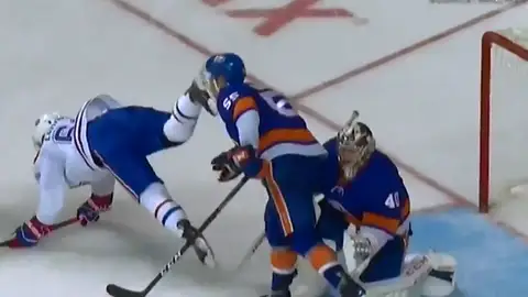 Johnny Boychuk, jugador de los New York Islanders, recibió un fuerte golpe con la cuchilla del patín de Artturi Lehkonen Johnny Boychuk, jugador de los New York Islanders, recibió un fuerte golpe con la cuchilla del patín de Artturi Lehkonen