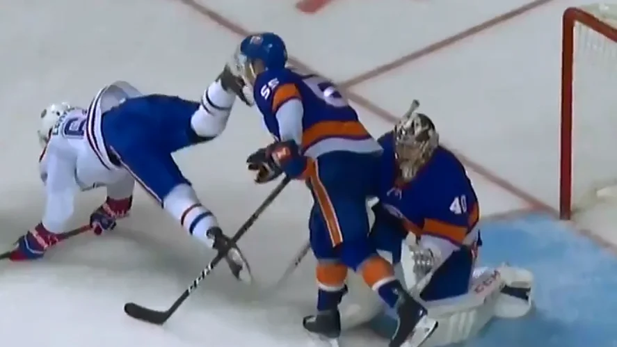 Johnny Boychuk, jugador de los New York Islanders, recibi&oacute; un fuerte golpe con la cuchilla del pat&iacute;n de Artturi Lehkonen
