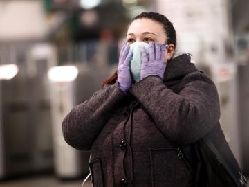 Una mujer con mascarilla en Madrid