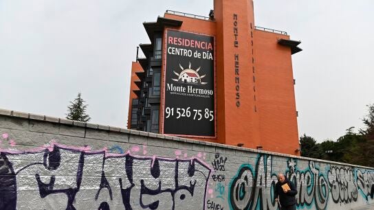 Un anciano pasa delante de la residencia de ancianos Monte Hermoso
