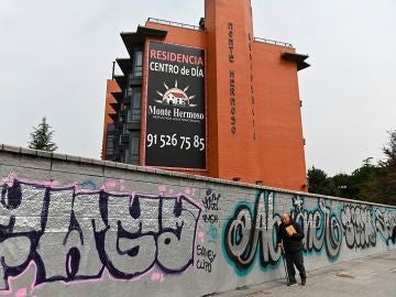 Un anciano pasa delante de la residencia de ancianos Monte Hermoso