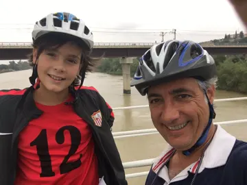 El cirujano junto a su hijo El cirujano junto a su hijo